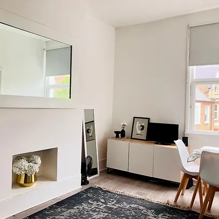 Bright Chiswick Apartment - Great Location